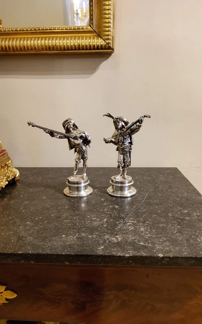 Paire de sculptures d' Emile Guillemin en bronze argenté XIXéme aux "Musiciens"