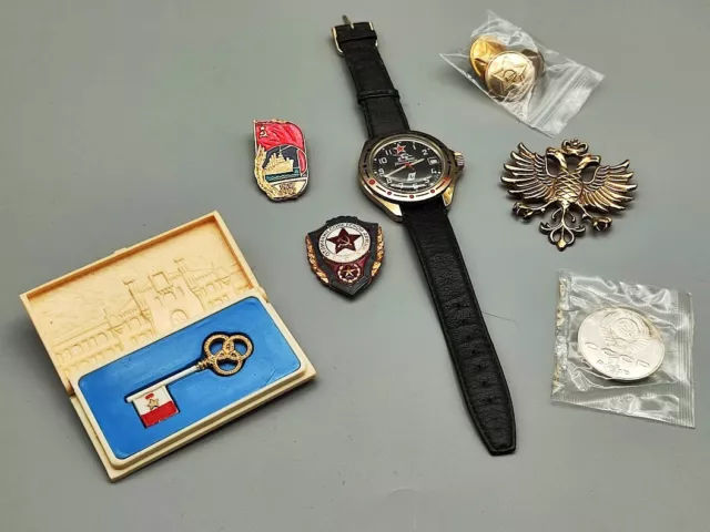 Militaria Konvolut RUSSLAND - Orden / Abzeichen / Vostock Uhr