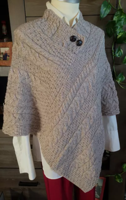 ARAN ❤️ PONCHO beige *Neu*LP 95 € Knöpfe REIN MERINO CAPE Irish Kabel Moos 2