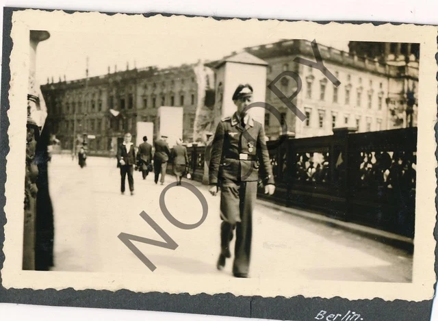 FOTO WK2 Luftwaffe Jagdstaffel 104 Soldat in Berlin X83 EUR 34,90