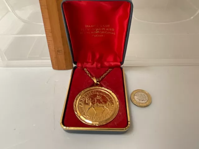 Rare Vintage 1977 Jubilee Queen Elizabeth Medal Crown Pendant With Chain Box