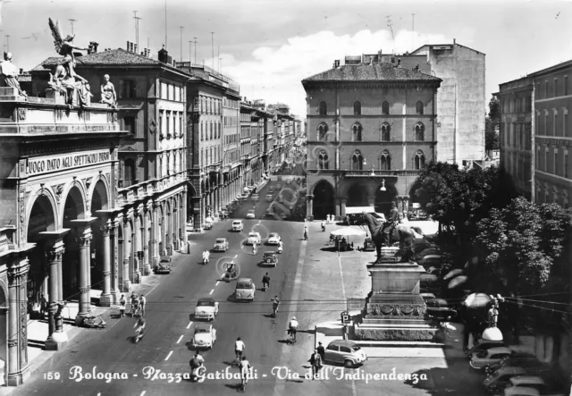 Cartolina Bologna Piazza Garibaldi Via Indipendenza auto d'epoca 1969