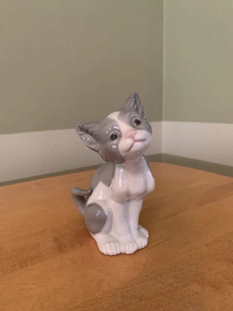 Authentic Lladro figurine, kitty cat, 5.5" tall and 3.5" wide. 