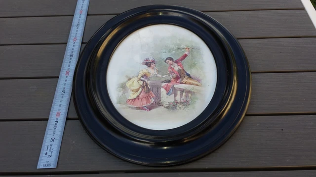 Broche Ovale Ancienne En Bijou Fantaisie - Décor Scène De Couple - Matière Type Bakélite ? - Occasion