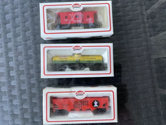 HO Scale MODEL POWER  train LOT Of 3 . DuPont ,ICG, MODEL 8240..SEE PICS.