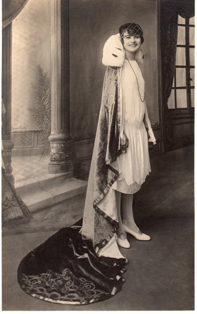 BD910 Carte Photo vintage card RPPC Femme woman mode fashion robe dress décor