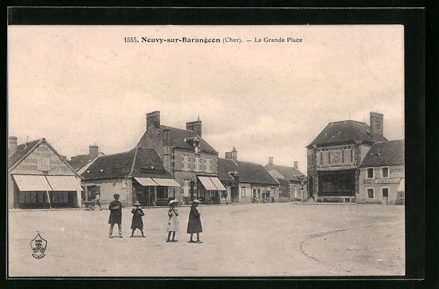 CPA Neuvy-sur-Barangeon, La Grande Place