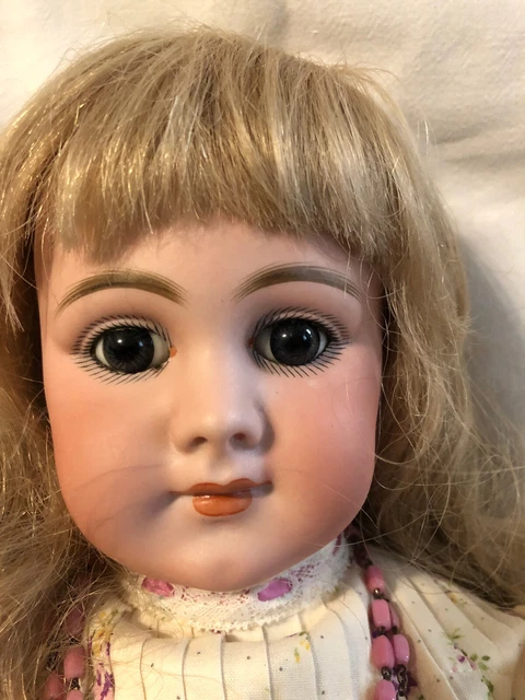 Ancienne poupée en porcelaine avec une bouche fermée 1890