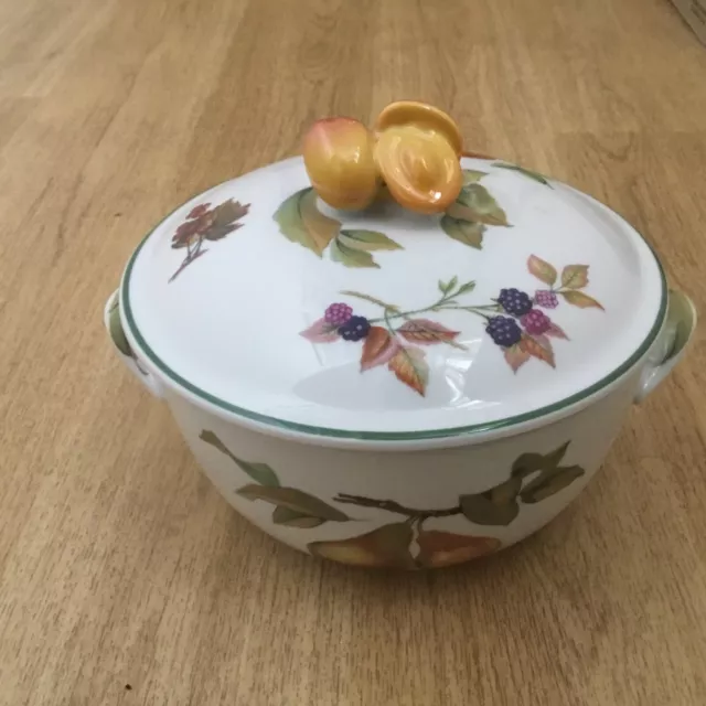 Evesham Vale 1986 Royal Worcester small lidded dish.Fine porcelain.