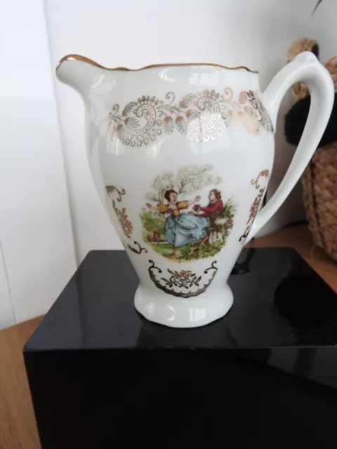 Pot a lait ancien en porcelaine du Berry Limoges  signé WATTEAU  pichet cruche