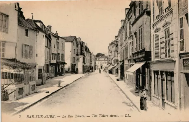 Cpa - 10 - Bar-Sur-Dawn - La Rue Thiers.