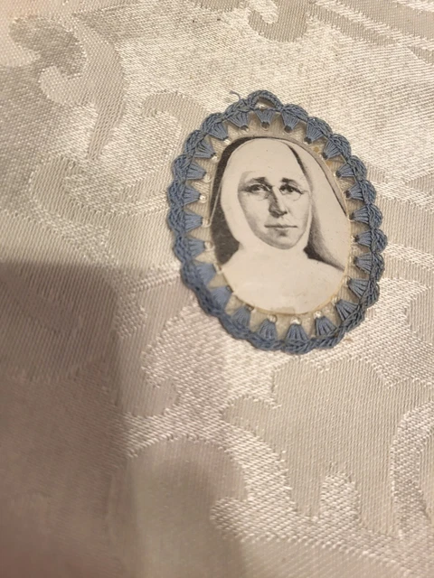 Vtg SOIL FROM THE GRAVE OF MOTHER MARY THERESA IN OVAL PLASTIC EMBROIDERY FRAME
