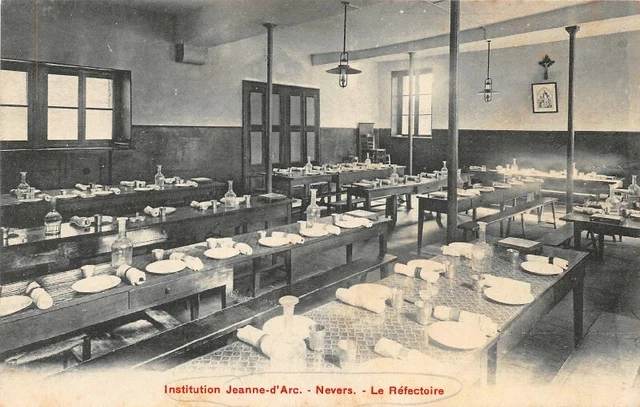 NEVERS - institution Jeanne d'Arc - le réfectoire
