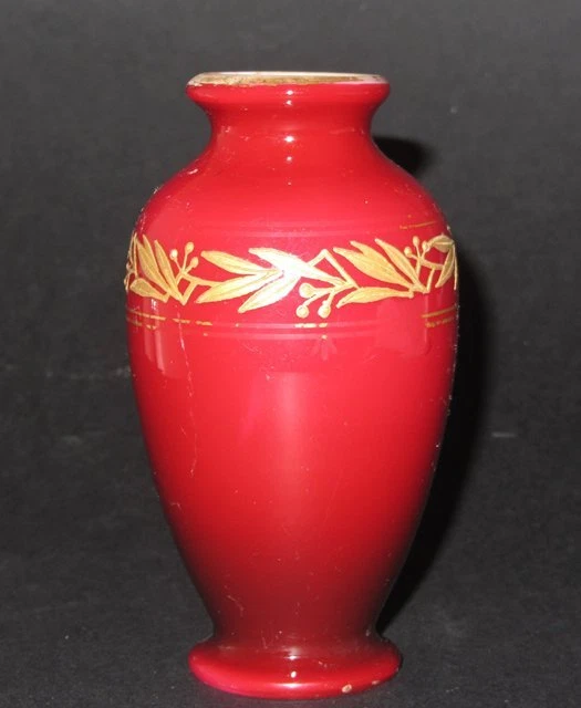 Ancien Vase Miniature En Cristal D'opaline Rouge Napoleon Iii Decor En Dorure