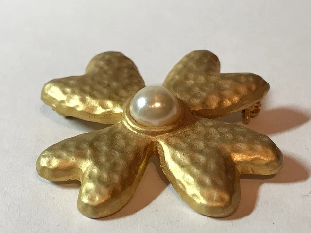 Broche Vintage Fleur Métal Doré Filigrané - Perles Imitation, Dimensions 10.5x5 Cm - Style Imposant Années 70/80