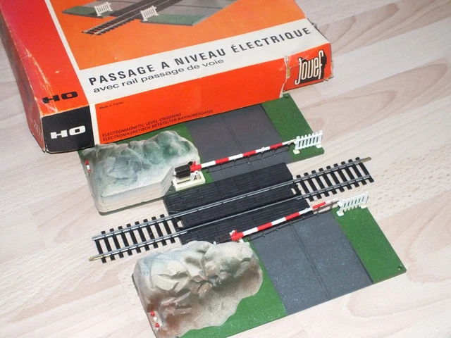 Passage à Niveau électrique Faller - Maquettisme Ferroviaire échelle N (décor 151x117x68 Mm)