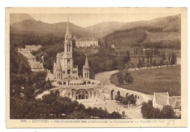 lourdes  , vue plongeante sur l'esplanade , la basilique et la vallée du gave