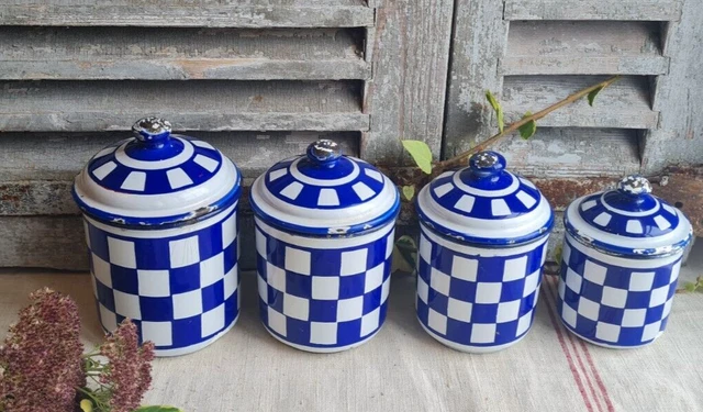 Ensemble de casseroles anciennes en émail, France