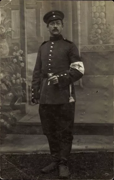 Foto Ak Deutscher Soldat in Uniform mit Zigarette, Rotes Kreuz,... - 10453778