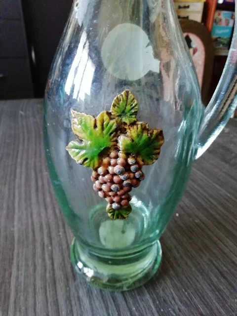 Ancienne Carafe / broc à vin en verre décor relief VIGNE ET RAISINS