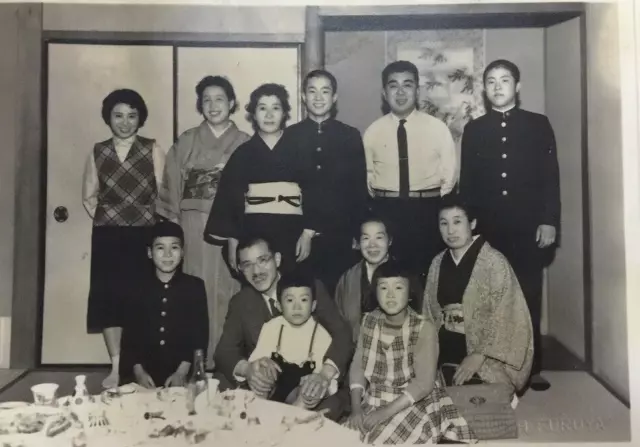 #338 Japonais Vintage Photo 1940s / Tatami Salle Famille Fête Suspendu Scroll