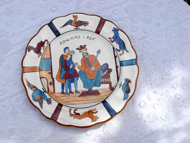 Belle assiette ancienne céramique signé Bayeux décor animaux et royauté