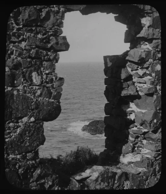 TINKERS WINDOW DUNLUCE CASTLE IRELAND C1910 ANTIQUE Magic Lantern Slide PHOTO