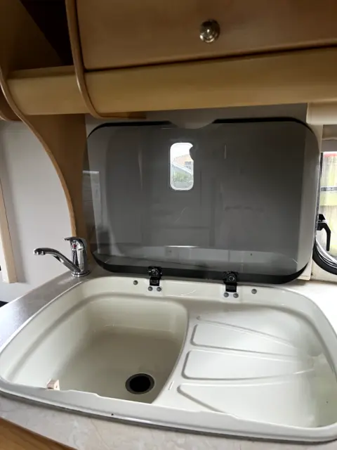 Lightweight 1350kg Caravan with Toilet/ Shower and fixed double bed 5