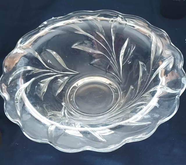 Beautiful large glass serving bowl by Indiana glass - Willow Clear