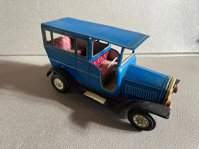 Lot De 2 Jouets Anciens En Tôle : Tank Télécommandé + Ferrari (vintage, Voir Photos)