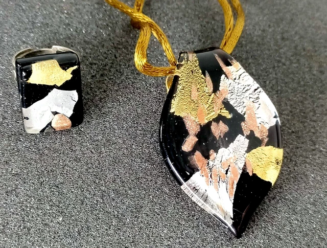 Pendentif En Verre De Murano Signé – Forme Feuille – Doré Et Couleurs – Occasion
