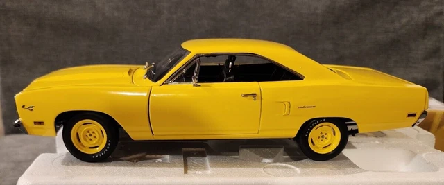 1:18 ACME/HPD 1970 Plymouth HEMI Cuda Convertible Diecast Model - Yellow Limited Edition 210 Pcs