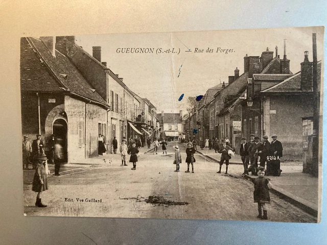 CARTE POSTALE ANCIENNE DE GUEUGNON. S. et L. RUE DES FORGES. TRÈS ANIMÉE.