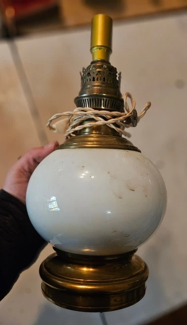 Lampe en céramique striée blanche et métal doré, abat-jour en polyester recyclé blanc Vigo