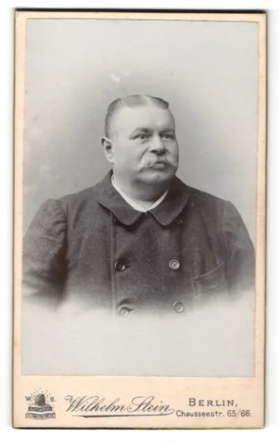 Fotografie Wilhelm Stein, Berlin, Portrait stattlicher korpulenter Herr mit Sch