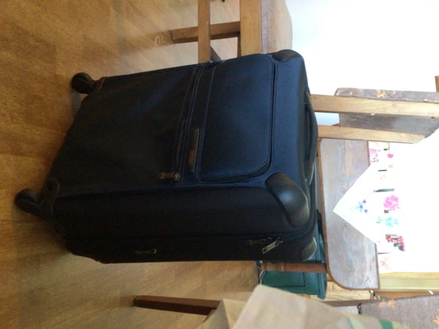 TUMI 22” Navy Blue luggage, international expandable 4-wheel spinner
