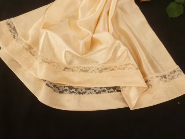 joli jupon  vintage  jolie dentelle taille  36/38/40 taille élastique ref V2100