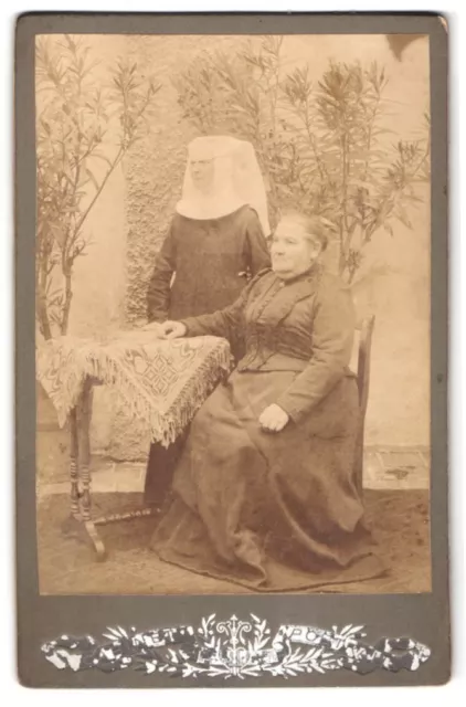 Fotografie ältere Dame und Nonne im Habit mit Haube