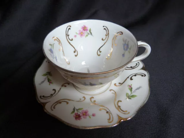 Tasse à thé ou café en fine porcelaine au décor floral et doré