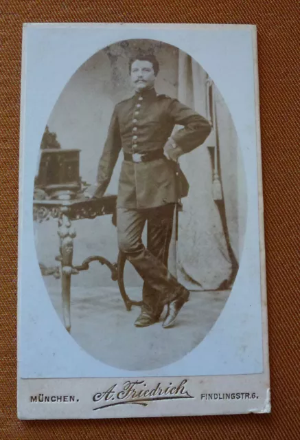 alte Photografie - CDV Foto Militaria Soldat in Uniform +Säbel  Bayern - München