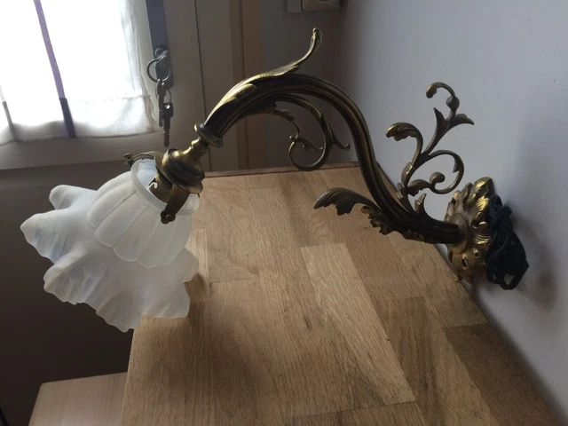 ancienne applique murale en bronze et tulipe en verre opalescent 6