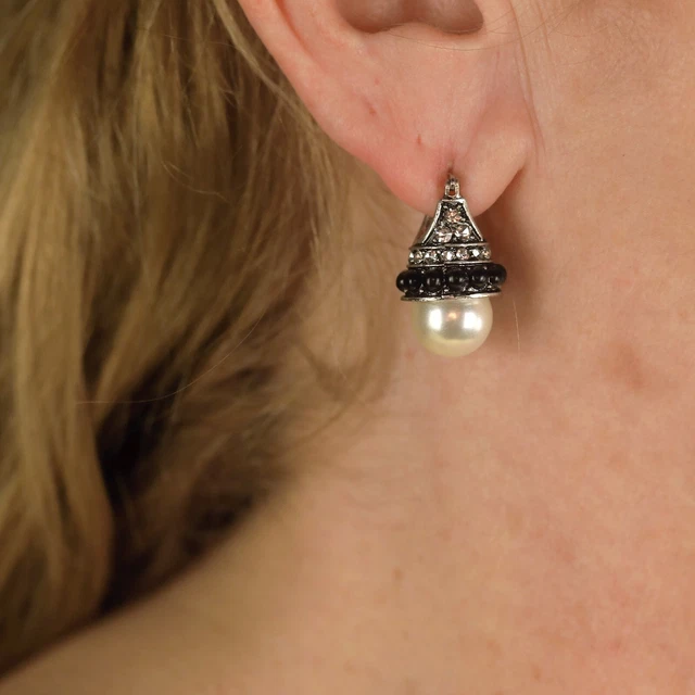 Boucles D'oreilles Dormeuses Argentées à Mini Perle Blanche – Fait Main