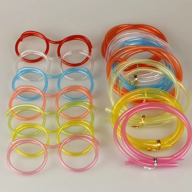Sourires étincelants et conversations avec des lunettes fantaisistes et des pai