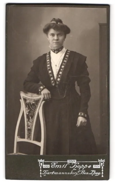 Fotografie Emil Hoppe, Hartmannsdorf, Portrait junge Frau im schwarzen Kleid mi