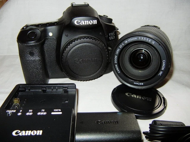 USED Canon EOS 60D 18 MP CMOS Digital SLR Camera 18-135mm f / 3.5-5.6 IS