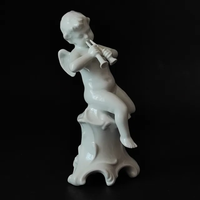 Statuina - Puttino suonatore con cornetti - Ginori - serie Capodimonte (c. 901)