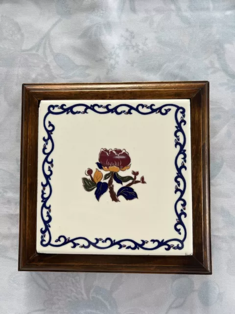 Dessous de plat en bois entourant une faïence de GIEN décor Pivoine