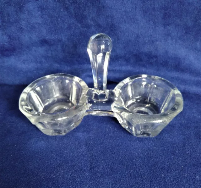 Portieux Ancienne salière de table saleron en verre Moulé .
