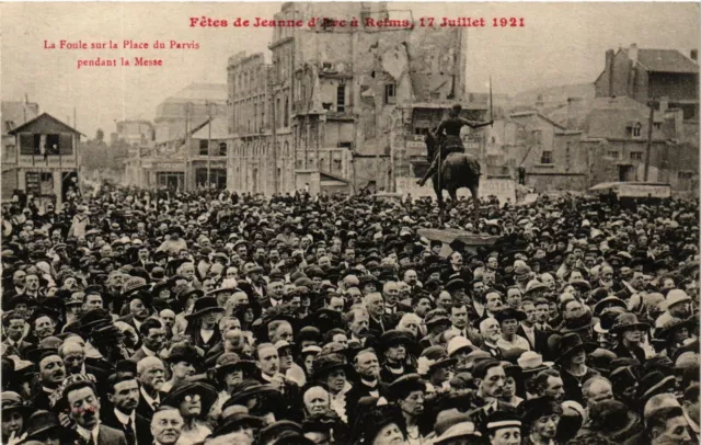 CPA Fetes de Joan of Arc a REIMS La Foule sur la Place du Parvis (346807)