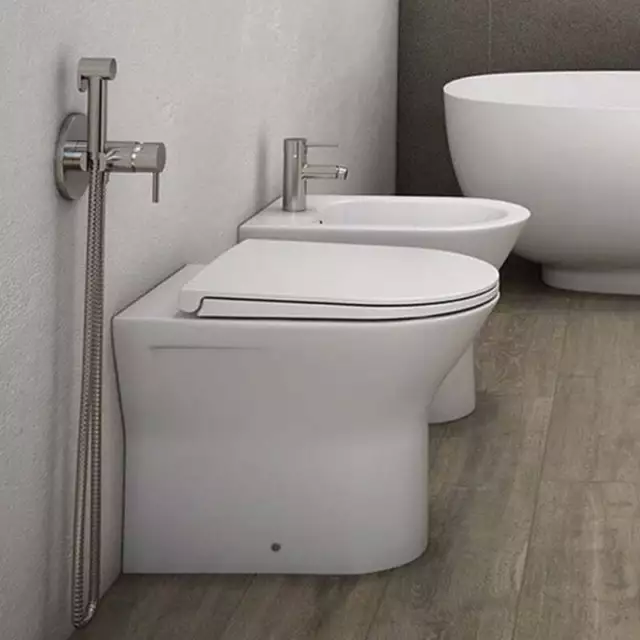 Coppia di sanitari filomuro in ceramica Mod. Resort RAK , copriwater incluso